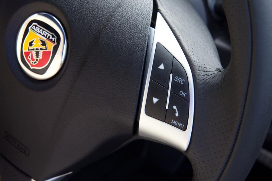 Детали интерьера Abarth Punto Evo (199) 2010 года  (UK) (фото 41 из 45)